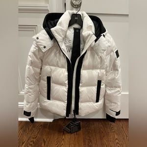 Moose knuckles Gataga white puffer coat. Women’s size small S. NWT. New with tag